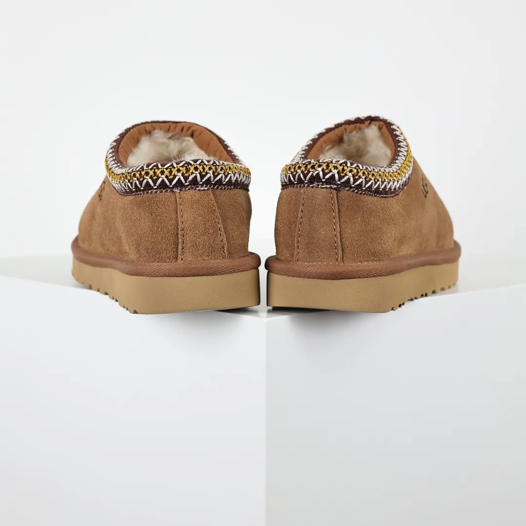 Copy price 💰540 Core recommendation Good price 5cm thick sole, independently developed original outsole, cashmere insole, keeping warm in winter, suitable for home use. In the new year, uug launched a style series, which is partially geared towards the preferences of young consumers. It has also moved to the forefront of fashion trends. Shoe body material, water-repellent coated suede upper, 17 mm UGGPURE™ implanted wool insole, lightweight non-slip and comfortable rubber outsole, with brand LOGO and trademark, with full package Size: 35 36 37 38 39 40 41 42 43 44 45